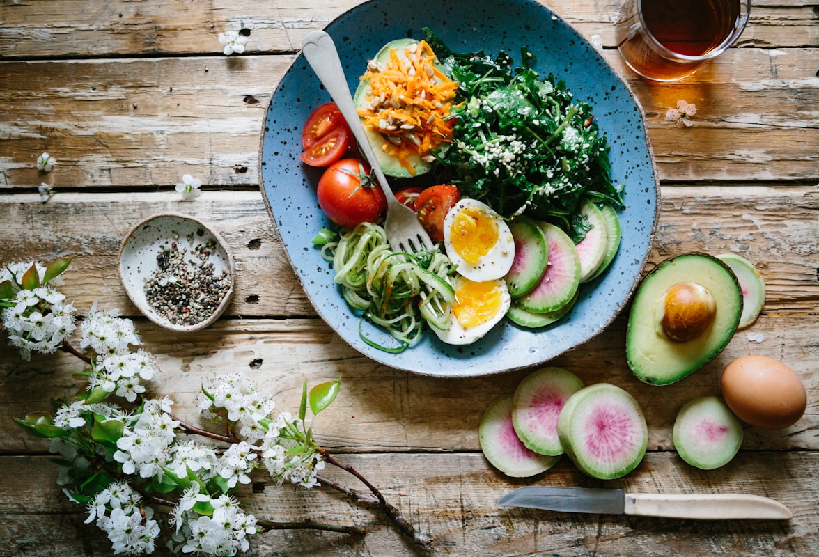 Weekly meal planning calendar with recipes and shopping notes